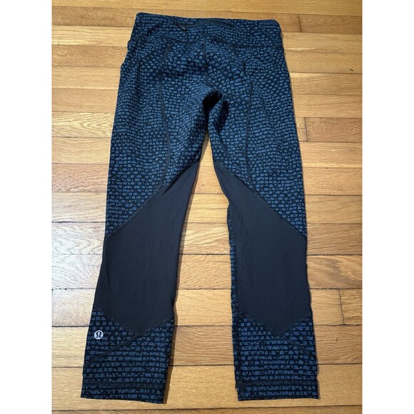 Lululemon Size 4 Pace Rival Crop Leggings 19" Printed Blue - Picture 3 of 7